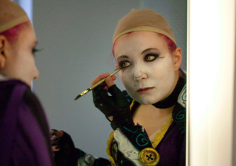 cosplayer applies makeup